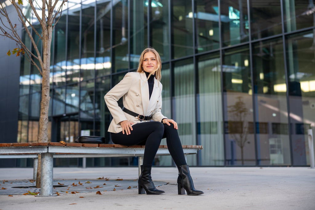 DE CE TREBUIE SĂ AI COLANȚI NEGRI ÎN GARDEROBA TA